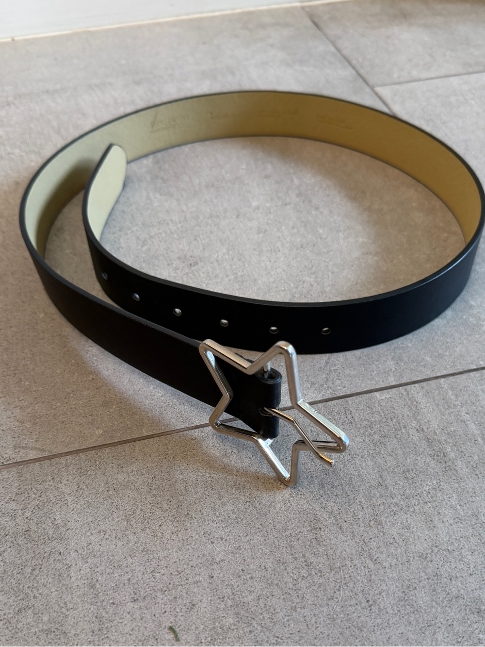 NWOT Black Women's Star Buckle Belt to add fun to any outfit! Size Sm  approx 1”